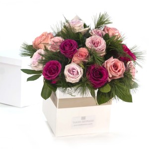 Box with pastel colour roses